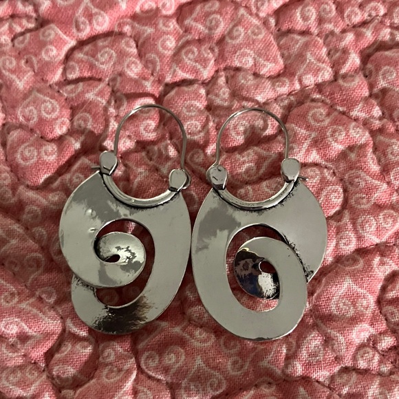 Chic Silver Swirl Earrings - Picture 1 of 1